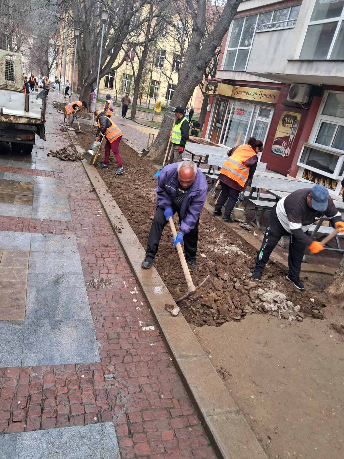 Започна облагородяването на градската среда в Дупница Започна облагородяването на градската среда в Дупница
