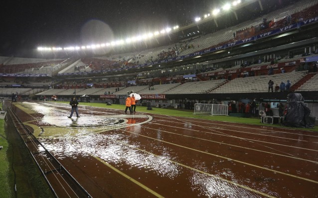 Проливен дъжд отложи Аржентина - Бразилия