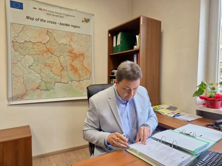 Кметът Димитър Бръчков подписа договора за изпълнението на спечелен проект за развитие на туристическия потенциал на общината Кметът Димитър Бръчков подписа договора за изпълнението на спечелен проект за развитие на туристическия потенциал на общината