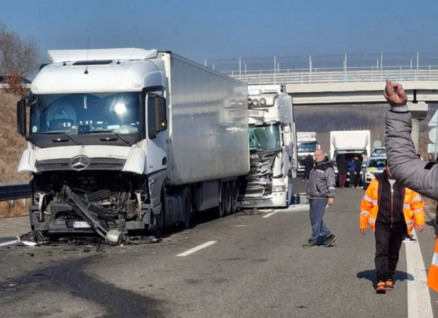 Товарен автомобил се заби в лека кола в района на Сандански