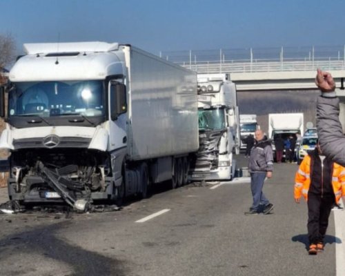 Товарен автомобил се заби в лека кола в района на Сандански