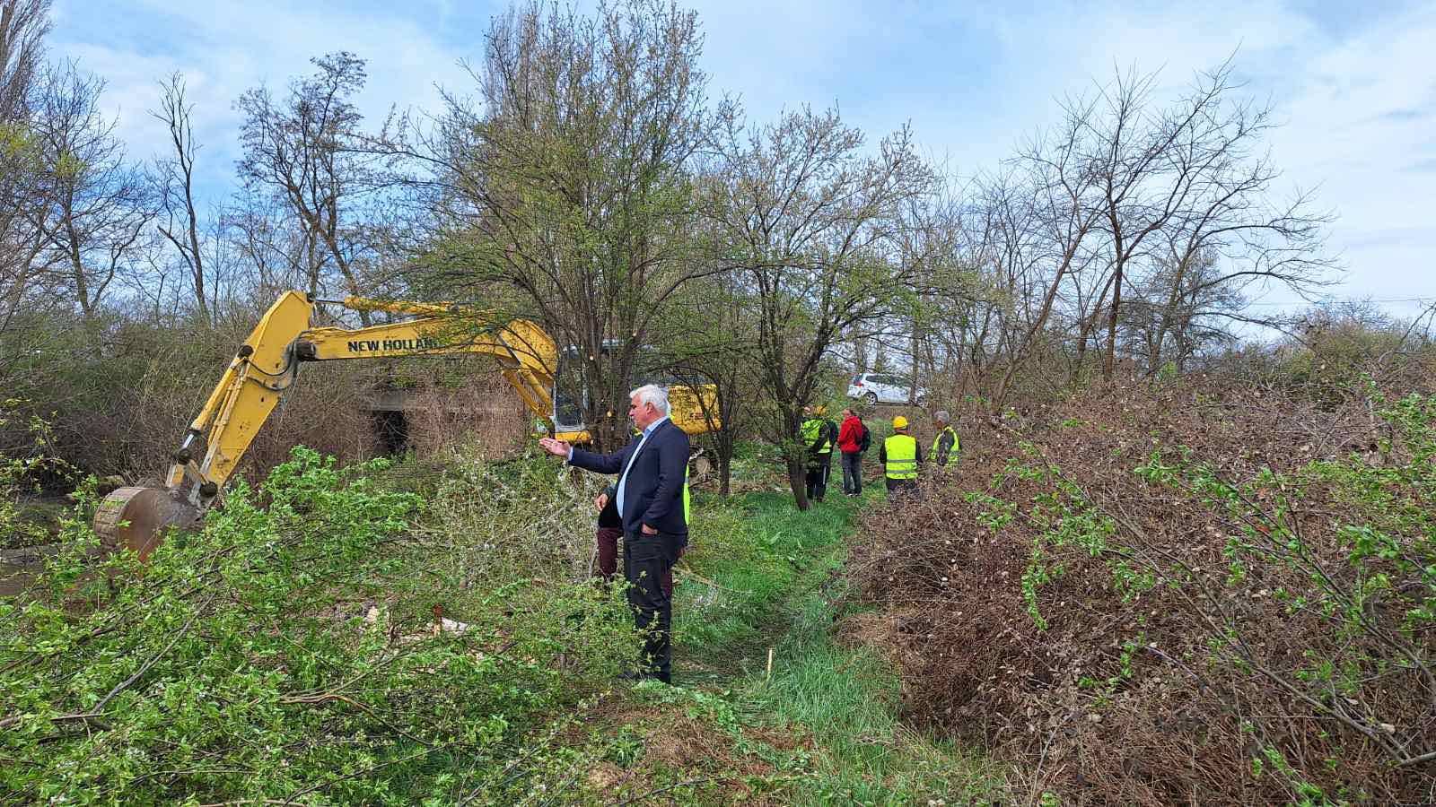 В село Крайници стартира аварийно почистване на коритото на река Джубрена
