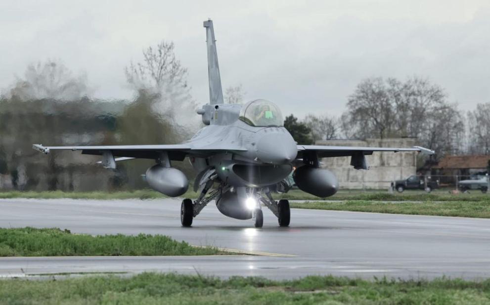 На родна земя: Първият многоцелеви изтребител F-16 Block 70 кацна на Граф Игнатиево (СНИМКИ/