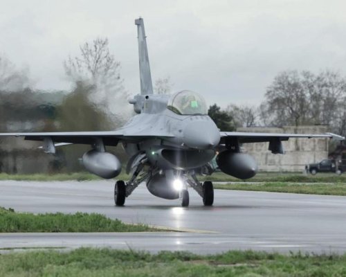 На родна земя: Първият многоцелеви изтребител F-16 Block 70 кацна на Граф Игнатиево (СНИМКИ/