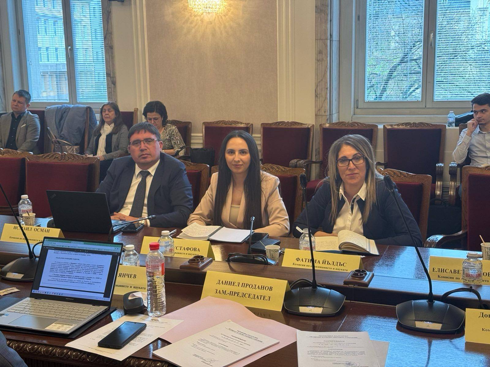 Трима депутати от ДПС Ново начало с въпроси към министъра на образованието и науката-Красимир Вълчев Трима депутати от ДПС Ново начало с въпроси към министъра на образованието и науката-Красимир Вълчев