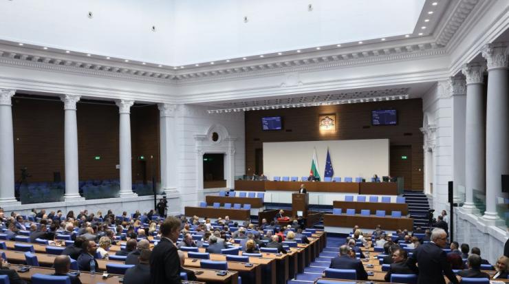 Предварително обречен на провал-вотът на недоверие към кабинета не мина