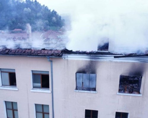 Пожар изпепели покрива на Гимназията по изкуства в Трявна, децата от общежитието са евакуирани