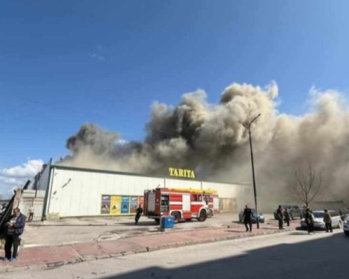 Пламна хипермаркет в Пазарджик, хората са евакуирани