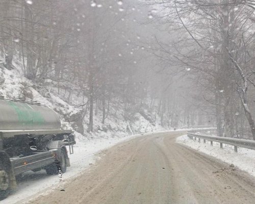 Коли закъсаха на Петрохан, сняг и виелици блокират прохода