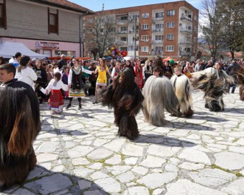 Дръж се земьо: Кукерско шоу на Великден в с. Елешница