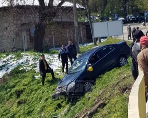 Кола с абитуриенти падна в дере