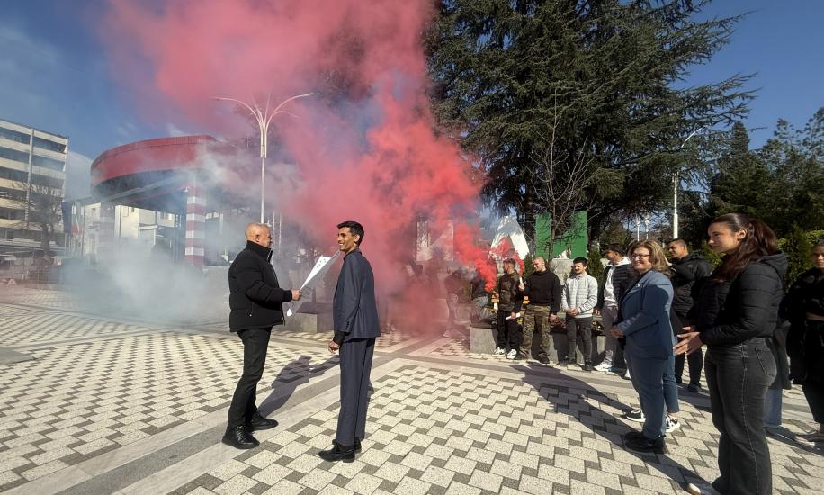 Абитуриенти от Крупник поканиха кмета на Симитли да реже лентата към дансинга на бала им Абитуриенти от Крупник поканиха кмета на Симитли да реже лентата към дансинга на бала им