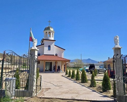 Градежът на храмове е мисия на много села в Пиринско