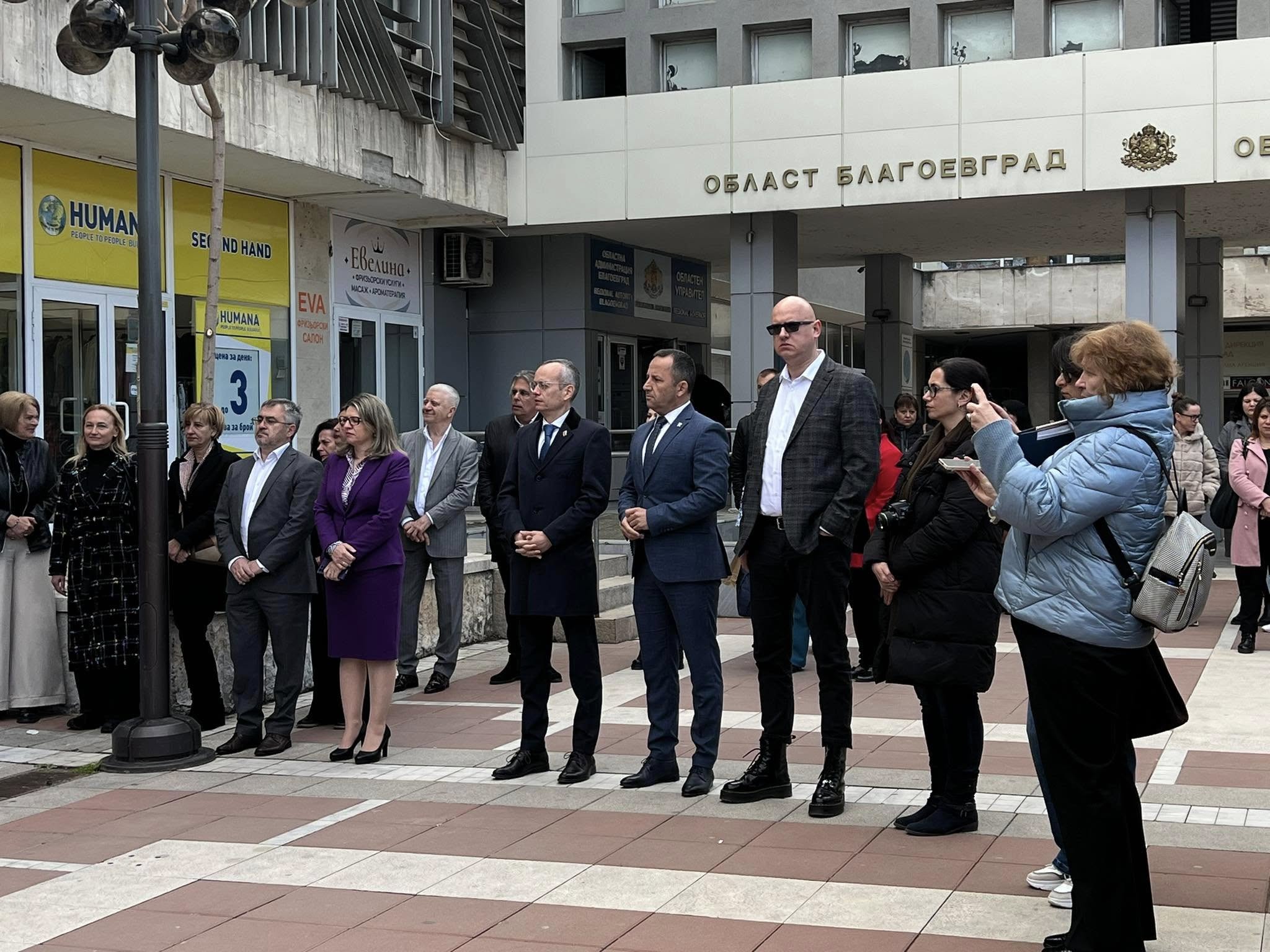 Областният управител и президентът на КНСБ прерязаха лентата на новото пространство за срещи и консултации на КНСБ в Благоевград Областният управител и президентът на КНСБ прерязаха лентата на новото пространство за срещи и консултации на КНСБ в Благоевград