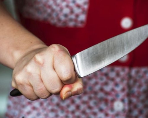 Жена нахлу с нож в училище и удари учителка