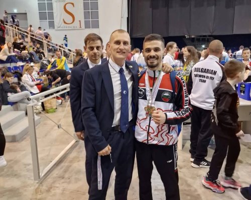 Браво! Състезател на Фолкън дари медал в помощ на болно момче