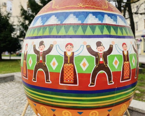 Великденско настроение в Разлог! Градът посреща празника с нова украса