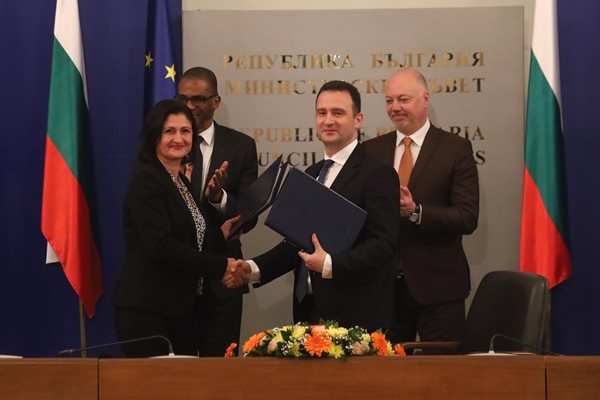 Министър Станков подписа договор с Шел за търсене на нефт и газ в Черно море Министър Станков подписа договор с Шел за търсене на нефт и газ в Черно море