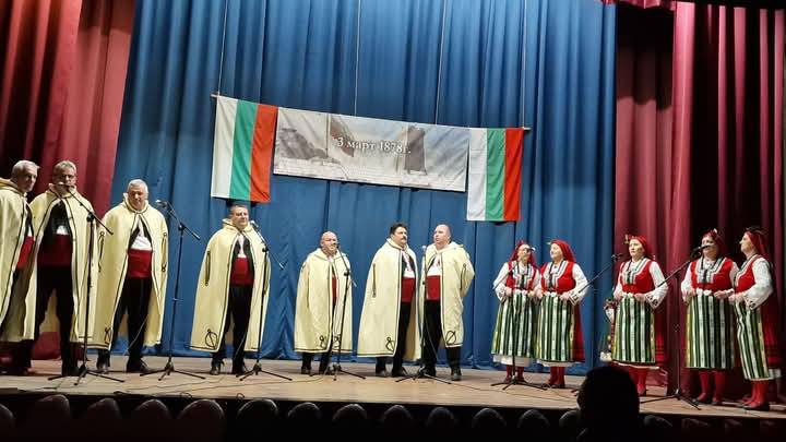 Кметът Радослав Ревански с великденски подарък за жителите и гостите на Белица