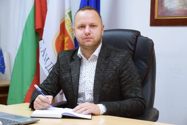 Адв. Георги Батев, Председател на Общински съвет Сандански: Честит празник, юристи! Адв. Георги Батев, Председател на Общински съвет Сандански: Честит празник, юристи!