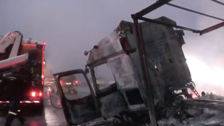 Двама изгоряха живи, след като български камион се вряза в пункт за такси в Гърция Двама изгоряха живи, след като български камион се вряза в пункт за такси в Гърция