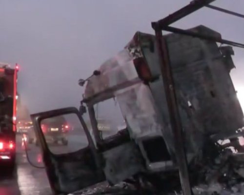 Двама изгоряха живи, след като български камион се вряза в пункт за такси в Гърция
