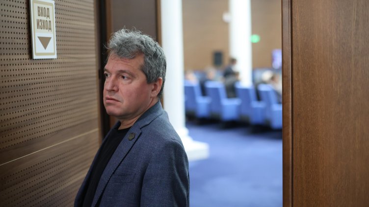 Тошко Йорданов: Пеевски няма влияние в трите партии от коалицията Тошко Йорданов: Пеевски няма влияние в трите партии от коалицията