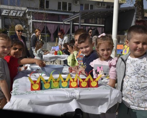 Традиционно на Велики четвъртък: Деца боядисваха яйца на площада в Симитли