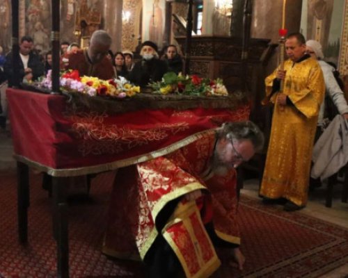 Изнасят плащаницата в храмовете: Какво символизира тя?