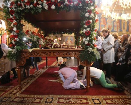 Миряни изпълниха храмовете у нас, за да се поклонят на гроба Господен и да минат под плащаницата (СНИМКИ)