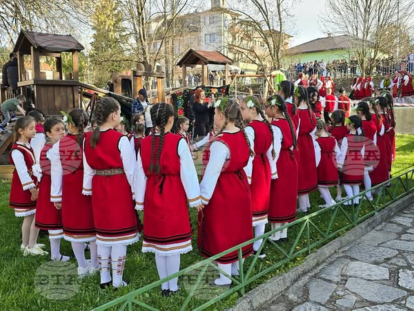 Село Баня отбеляза Възкресение Христово с концерт-спектакъл Нашият Великден Село Баня отбеляза Възкресение Христово с концерт-спектакъл Нашият Великден