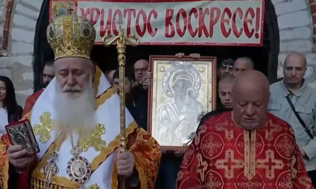 Литийно шествие с чудотворната икона в Бачковския манастир