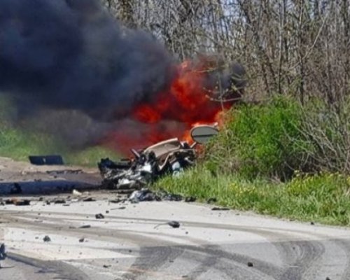 Челен удар между кола и камион, автомобилът и водачът са изгорели