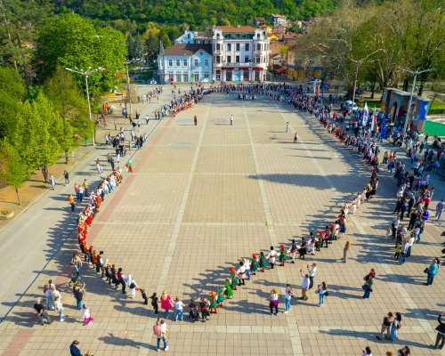 Великденско хоро на надеждата за Янис в Кюстендил