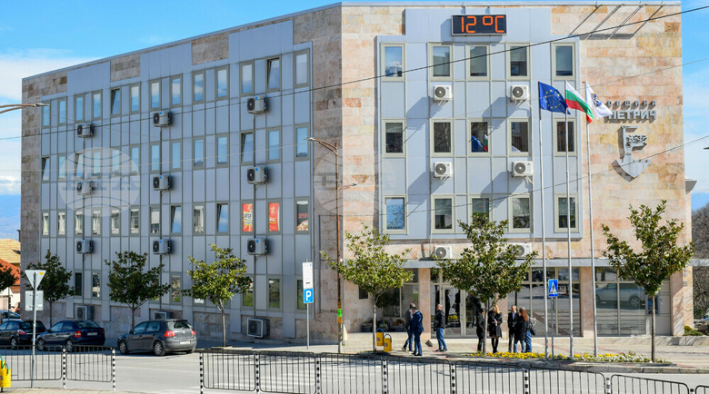 В Петрич правят двуетажен паркинг заради проблема с трафика