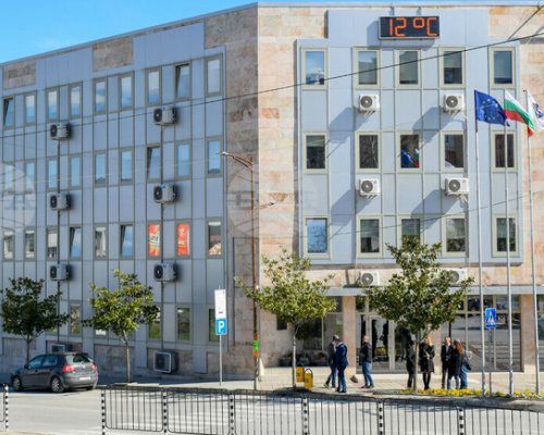 В Петрич правят двуетажен паркинг заради проблема с трафика