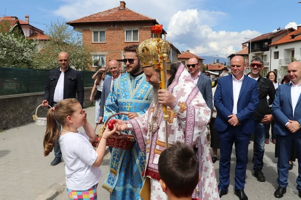 Традиционно Великденско литийно шествие събра хиляди хора в Банско Традиционно Великденско литийно шествие събра хиляди хора в Банско