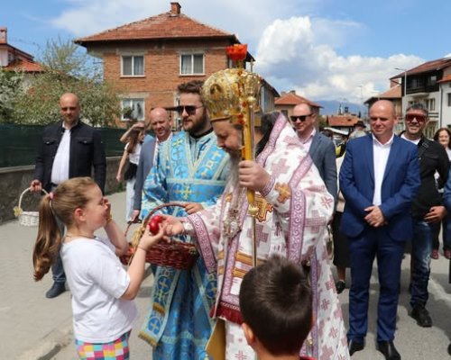 Традиционно Великденско литийно шествие събра хиляди хора в Банско