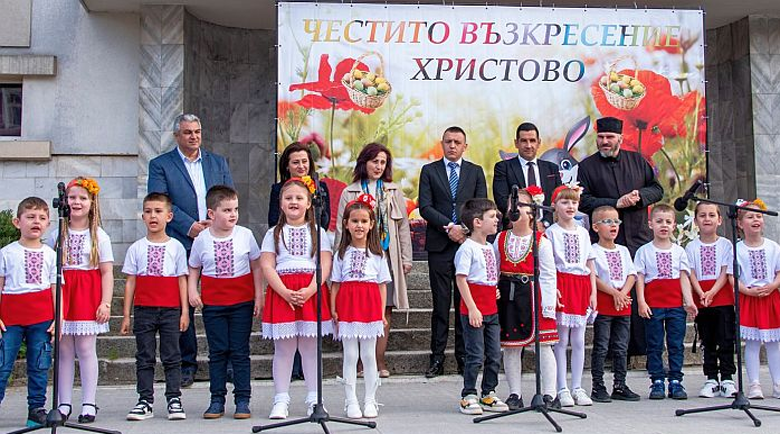 Деца зарадваха Якоруда за Великден с песни, танци и музика Деца зарадваха Якоруда за Великден с песни, танци и музика