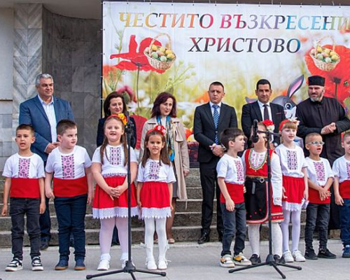 Деца зарадваха Якоруда за Великден с песни, танци и музика