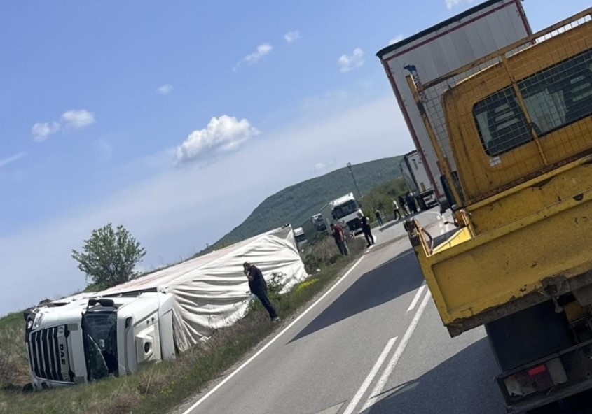 СТРАШНО: Верижно меле на Петрохан, има много ранени, обърна се и ТИР! СТРАШНО: Верижно меле на Петрохан, има много ранени, обърна се и ТИР!
