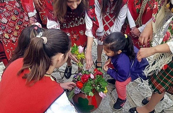 В навечерието на Гергьовден: Топене на китки в с. Бачево В навечерието на Гергьовден: Топене на китки в с. Бачево