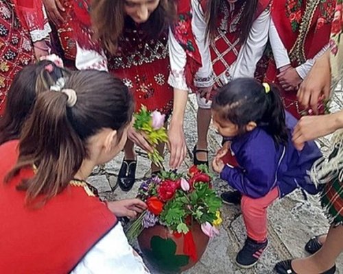 В навечерието на Гергьовден: Топене на китки в с. Бачево