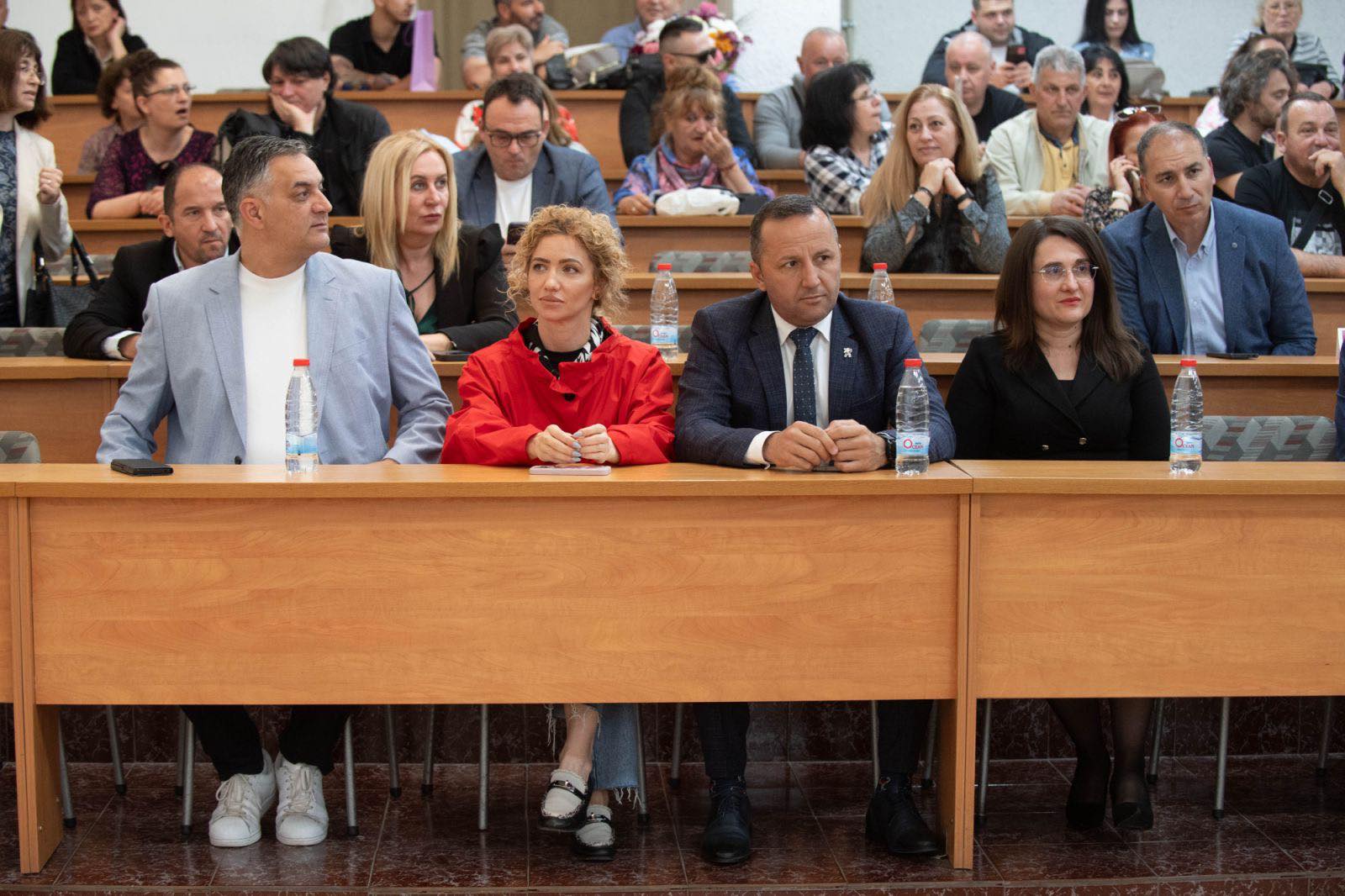 Губернаторът на Пиринско Георги Динев бе сред официалните гости на церемония по връчване на дипломите на завършилите студенти в Стопанския факултет