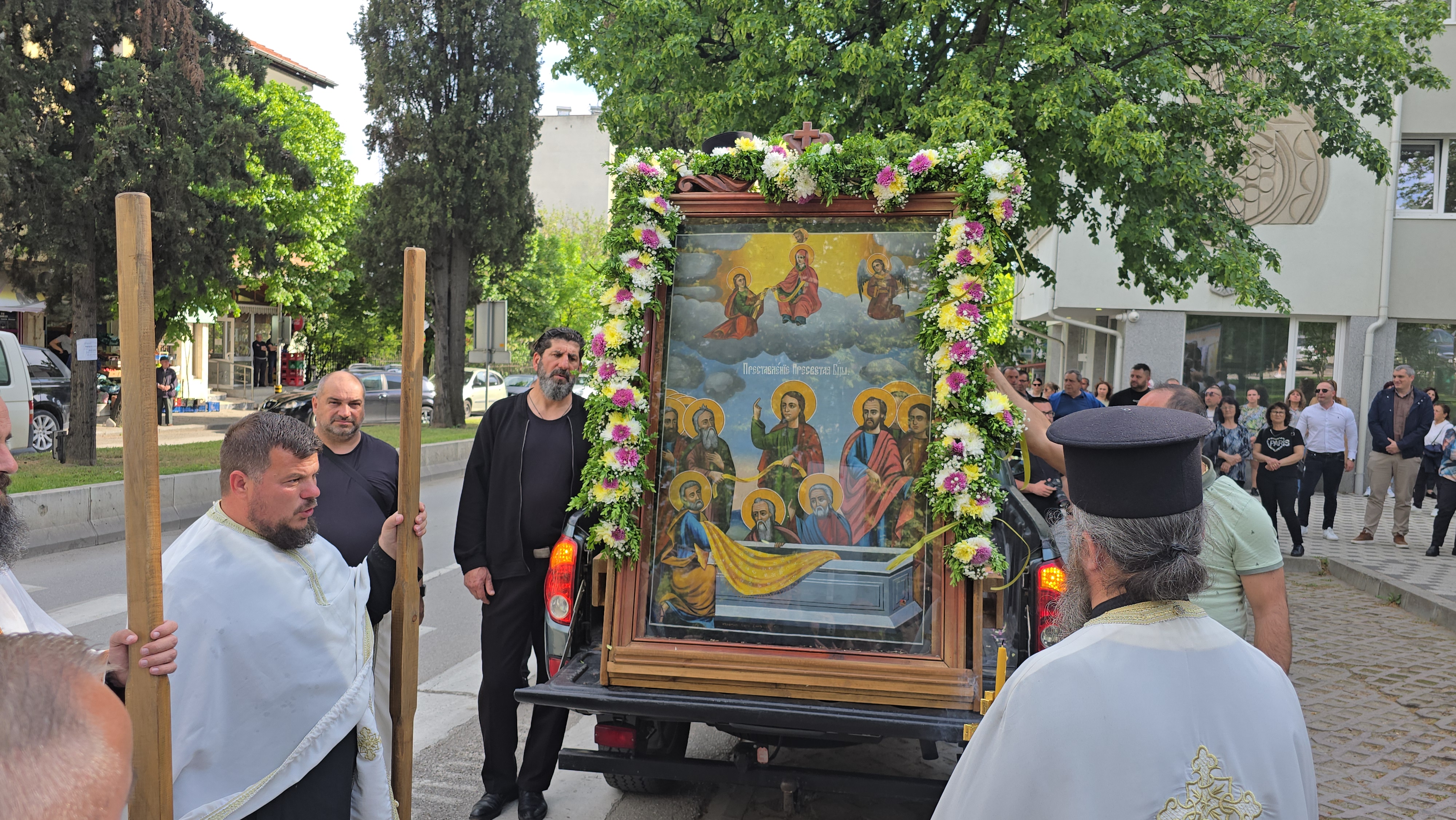 Стотици посрещнаха чудотворната икона на Света Богородица Св. Пояс в Сандански Стотици посрещнаха чудотворната икона на Света Богородица Св. Пояс в Сандански