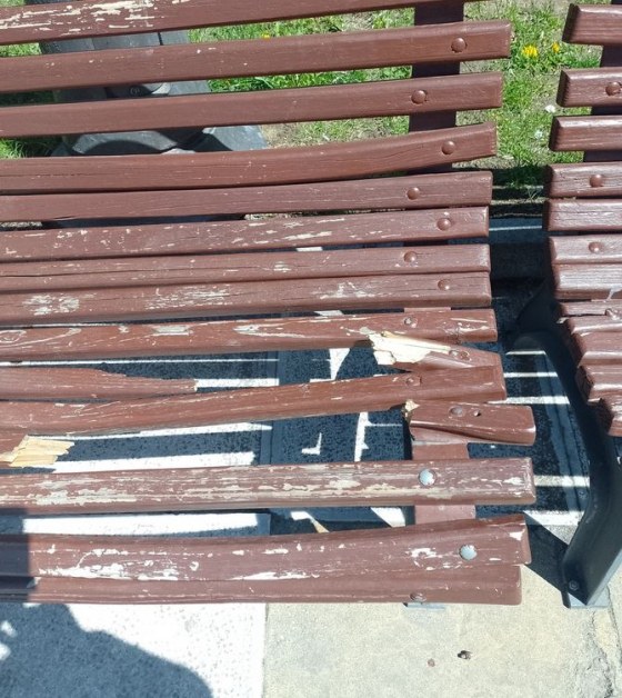 Класика в градски стил: Пред операта в Благоевград-пейка в агония Класика в градски стил: Пред операта в Благоевград-пейка в агония