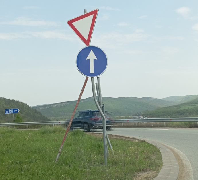 Шофьор засне пътен знак с дископатия Шофьор засне пътен знак с дископатия