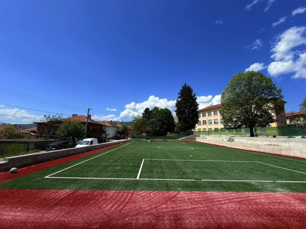 Напредва изпълнението на новата спортна площадка в с. Кърналово Напредва изпълнението на новата спортна площадка в с. Кърналово