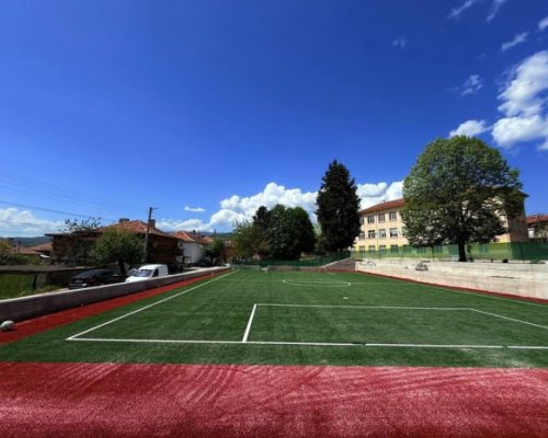 Напредва изпълнението на новата спортна площадка в с. Кърналово