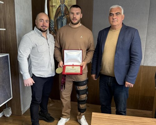Кметът на община Дупница награди европейски шампион по борба